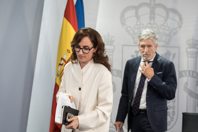 La ministra de Sanidad, Mónica García, y el ministro del Interior, Fernando Grande-Marlaska, a su salida de una rueda de prensa, en el Complejo de la Moncloa, a 6 de mayo de 2026, en Madrid (España).