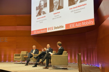 El presidente de Ebro EV Motors, Rafael Ruiz, y el global head of Automotive de Maersk, Antonio Fondevilla, durante la sesión