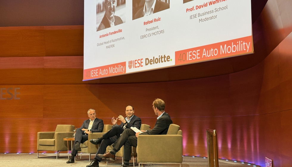 El presidente de Ebro EV Motors, Rafael Ruiz, y el global head of Automotive de Maersk, Antonio Fondevilla, durante la sesión