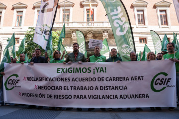 Varias personas durante una concentración de delegados de AEAT por la mejora de sus condiciones laborales, a 6 de mayo de 2026, en Madrid (España). Esta movilización, impulsada principalmente por e