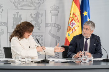 La ministra de Sanidad, Mónica García, y el ministro del Interior, Fernando Grande-Marlaska, durante una rueda de prensa en el Complejo de la Moncloa