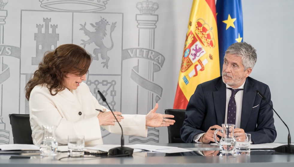 La ministra de Sanidad, Mónica García, y el ministro del Interior, Fernando Grande-Marlaska, durante una rueda de prensa en el Complejo de la Moncloa