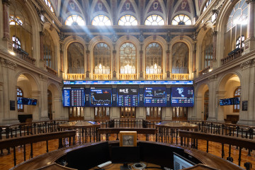 Archivo - Paneles del Ibex 35, en el Palacio de la Bolsa, en Madrid (España).