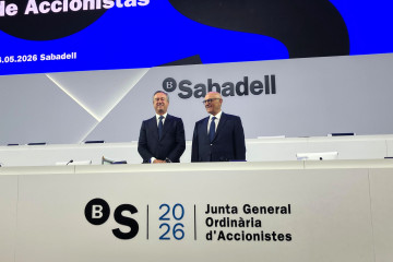 El consejero delegado saliente de Banco Sabadell, César González-Bueno, y el presidente, Josep Oliu