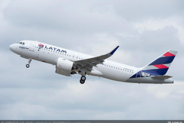 Archivo - Avión de Latam Airlines.