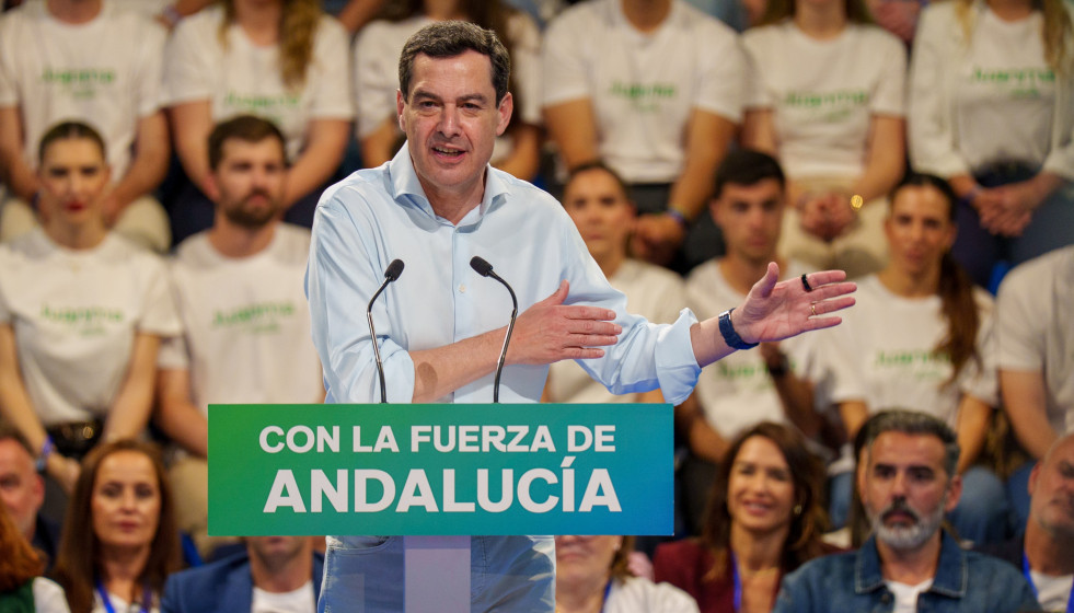 El presidente del PP de Andalucía y candidato a la reelección a la Presidencia de la Junta, Juanma Moreno, y el vicesecretario de Coordinación Autonómica y Local y Análisis Electoral del PP, Elí