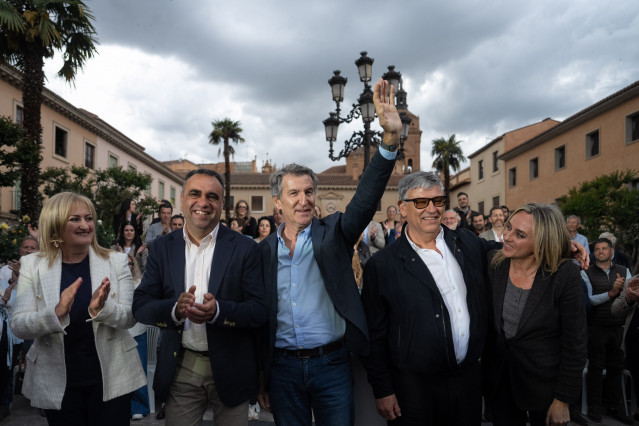 El presidente del Partido Popular, Alberto Núñez Feijóo, durante un mitin en la campaña electoral andaluza, celebrado en Guadix (Granada), a 6 de mayo de 2026.