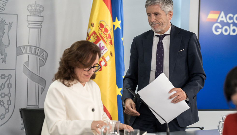 La ministra de Sanidad, Mónica García, y el ministro del Interior, Fernando Grande-Marlaska, a su salida de una rueda de prensa, en el Complejo de la Moncloa