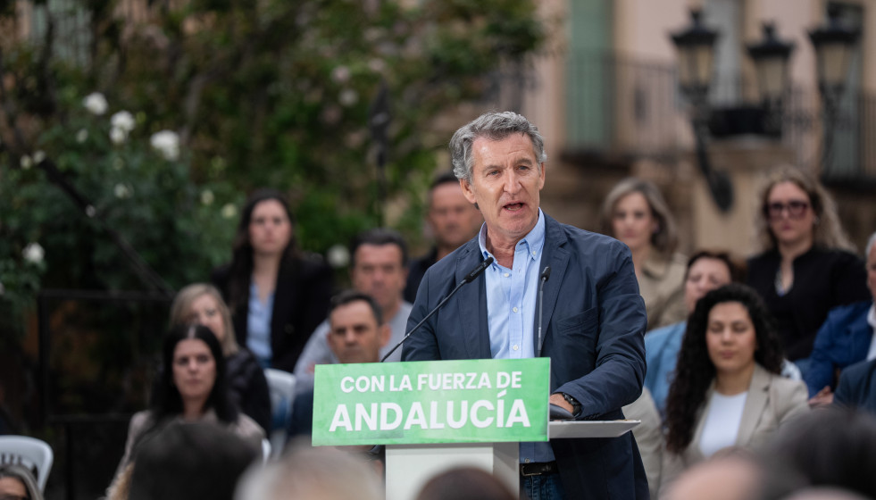 El presidente del PP, Alberto Núñez Feijóo, en el mitin celebrado hoy en Guadix, Granada.