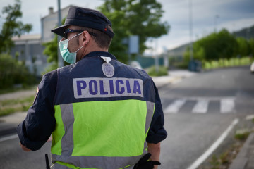 Archivo - Un Policía Nacional protegido con mascarilla sanitaria