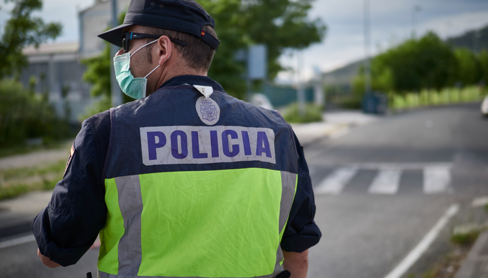 Archivo - Un Policía Nacional protegido con mascarilla sanitaria