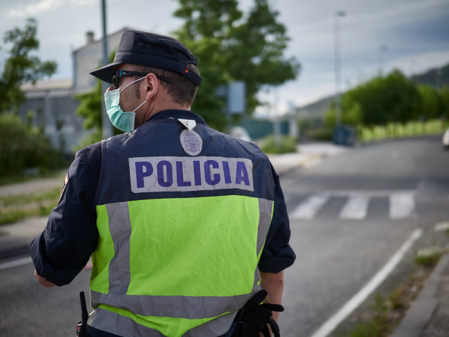 Archivo - Un Policía Nacional protegido con mascarilla sanitaria