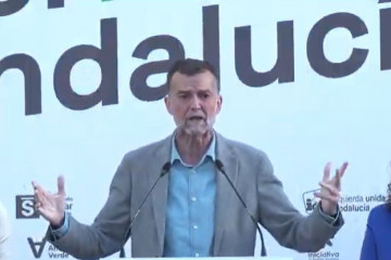 Antonio Maíllo, entre Francisca Herrador y Rosa Maria Rodríguez, durante su intervención en el acto electoral en Montilla (Córdoba).