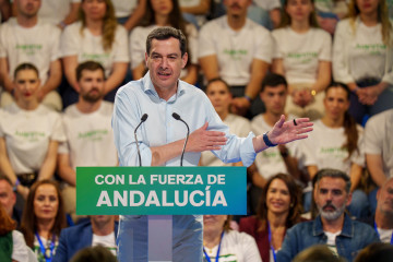El presidente del PP de Andalucía y candidato a la reelección a la Presidencia de la Junta, Juanma Moreno, y el vicesecretario de Coordinación Autonómica y Local y Análisis Electoral del PP, Elí