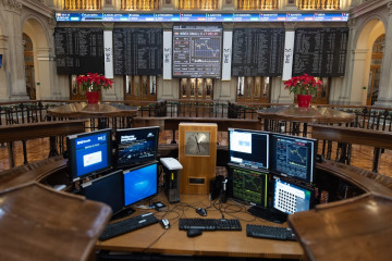 Archivo -  Un panel del Ibex 35 en el Palacio de la Bolsa.