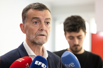 El coordinador federal de IU y candidato de Por Andalucía a la Junta de Andalucía, Antonio Maíllo, en una declaración ante los medios. Imagen de archivo.