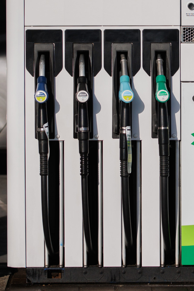 Archivo - Dispensadores de carburante en una gasolinera, a 11 de octubre de 2023, en Madrid (España). Tras más de tres meses seguidos con subidas en los precios de los carburantes, las gasolineras han comenzado a rebajar los precios, siendo el precio de l