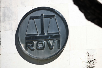 Archivo - Logo de los Laboratorios Farmacéuticos Rovi en sus oficinas en Madrid (España)