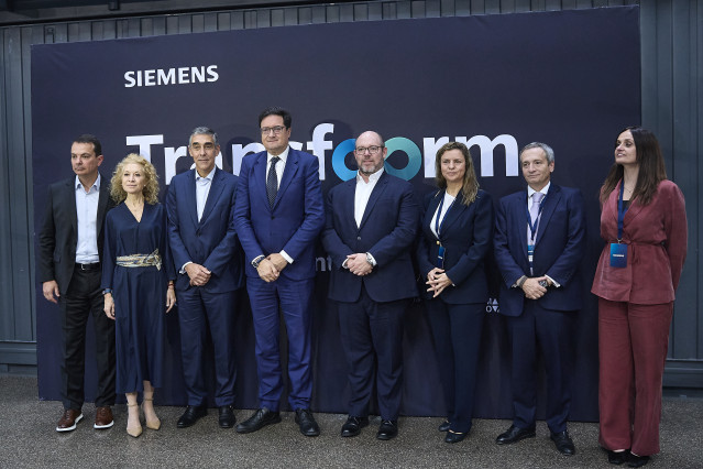 El ministro para la Transformación Digital y de la Función Pública, Óscar López (4i), participa en el acto 'Siemens Transform 2026', a 6 de mayo de 2026, en Madrid (España). Siemens Transform 2026 es una serie de eventos globales de innovación diseñados p