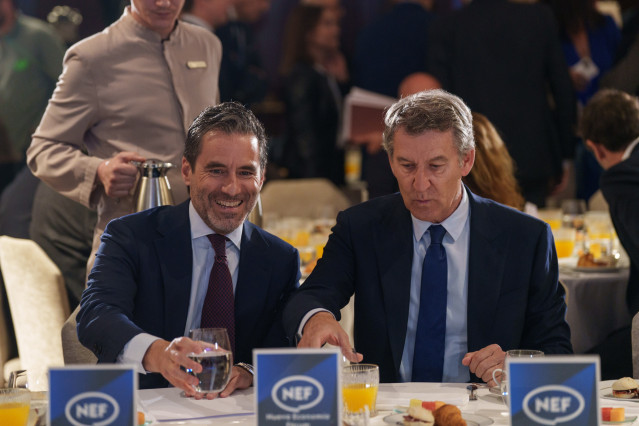 El presidente del Partido Popular, Alberto Núñez Feijóo, y el vicesecretario de Cultura y Deporte y portavoz nacional del PP, Borja Sémper, durante un desayuno informativo en Madrid.