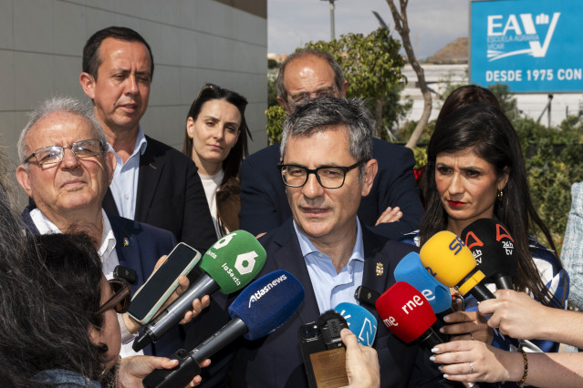 El secretario de Justicia del PSOE y ministro de Presidencia, Justicia y Relaciones con las Cortes, Félix Bolaños, atiende a los medios en una visita realizada a las instalaciones de la Escuela Agraria en Vícar (Almería)