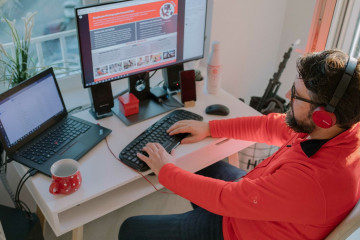 Empleado de Vodafone España trabajando