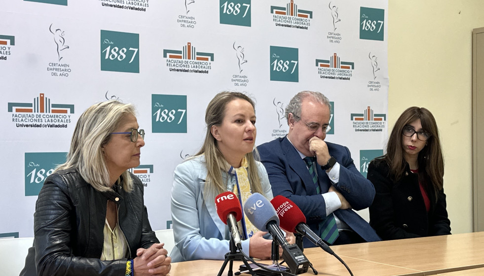 Al micrófono, la embajadora de Ucrania en España, Yulia Sokolovska, acompañada por la vicedecana de Relaciones Internacionales de la Facultad de Comercio en la UVa, Pilar Garcés; el decano, José 