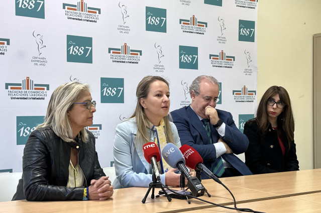 Al micrófono, la embajadora de Ucrania en España, Yulia Sokolovska, acompañada por la vicedecana de Relaciones Internacionales de la Facultad de Comercio en la UVa, Pilar Garcés; el decano, José Antonio Salvador, y la profesora  Sofía Rodríguez.