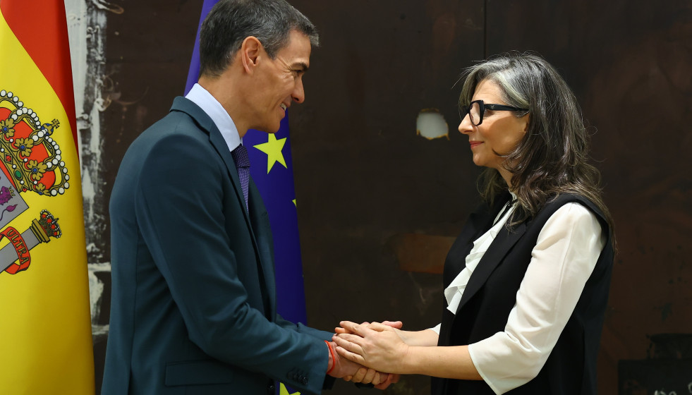 El presidente del Gobieno, Pedro Sánchez, entrega la Orden del Mérito Civil a la relatora de la ONU para Palestina, Francesca Albanese, en La Moncloa.