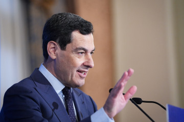 El presidente del PP-A y candidato a la reelección como presidente de la Junta, Juanma Moreno, interviene en un desayuno informativo de 'Fórum Europa. Tribuna Andalucía'. A 7 de mayo de 2026 en Sev