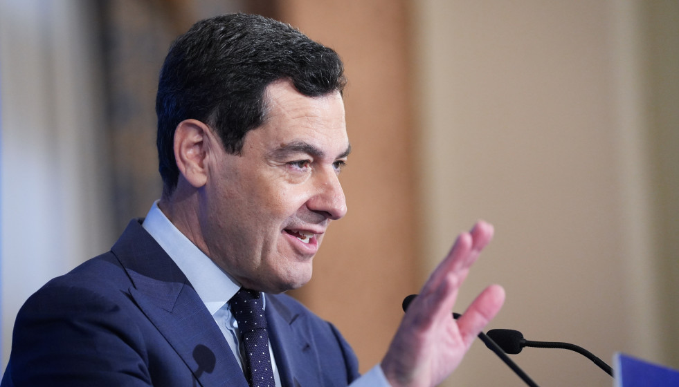 El presidente del PP-A y candidato a la reelección como presidente de la Junta, Juanma Moreno, interviene en un desayuno informativo de 'Fórum Europa. Tribuna Andalucía'. A 7 de mayo de 2026 en Sev