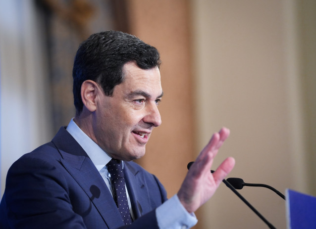 El presidente del PP-A y candidato a la reelección como presidente de la Junta, Juanma Moreno, interviene en un desayuno informativo de 'Fórum Europa. Tribuna Andalucía'. A 7 de mayo de 2026 en Sevilla (Andalucía, España). El candidato a la reelección com