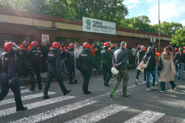 Entrada a la asamblea de los trabajadores de Tubos Reunidos Amurrio que no apoyan seguir en huelga, escoltados por la Ertzaintza ante la presencia de piquetes