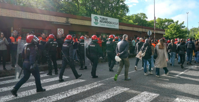 Entrada a la asamblea de los trabajadores de Tubos Reunidos Amurrio que no apoyan seguir en huelga, escoltados por la Ertzaintza ante la presencia de piquetes