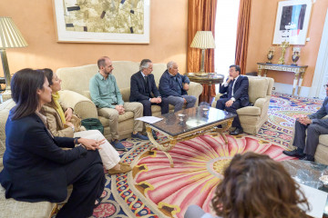 Los familiares de Javier Marañón Montero y David Rodríguez Ballesta, encarcelados en Guinea Ecuatorial desde enero de 2025, en una reunión con el ministro de Asuntos Exteriores, José Manuel Albar