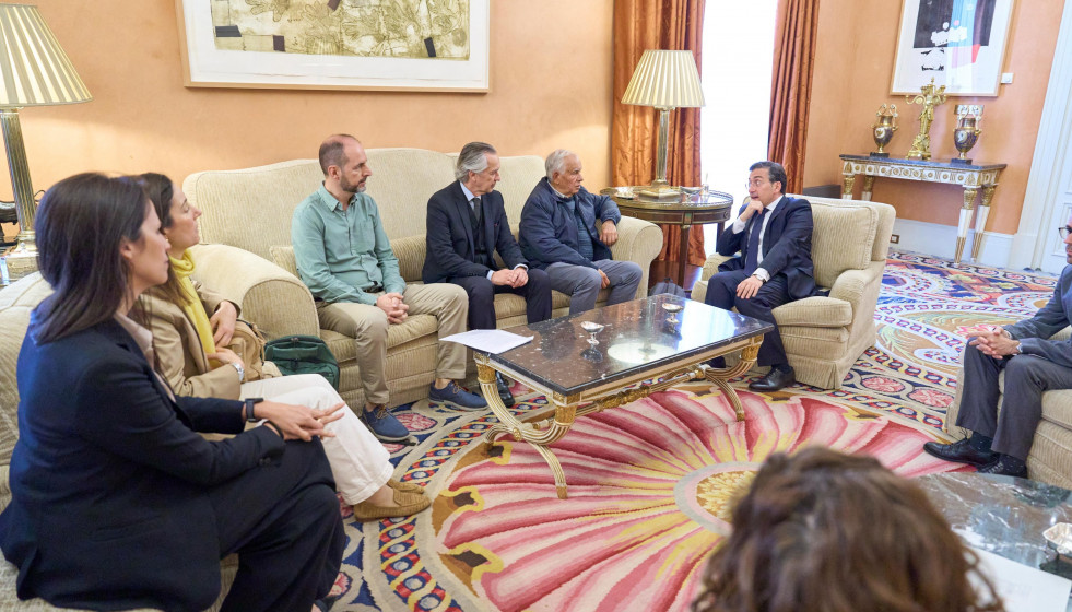 Los familiares de Javier Marañón Montero y David Rodríguez Ballesta, encarcelados en Guinea Ecuatorial desde enero de 2025, en una reunión con el ministro de Asuntos Exteriores, José Manuel Albar