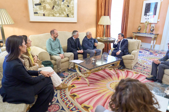 Los familiares de Javier Marañón Montero y David Rodríguez Ballesta, encarcelados en Guinea Ecuatorial desde enero de 2025, en una reunión con el ministro de Asuntos Exteriores, José Manuel Albares.
