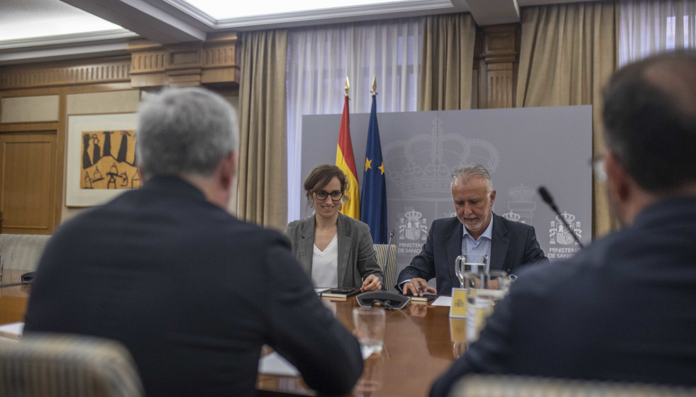 La ministra de Sanidad, Mónica García, y el ministro de Política Territorial y Memoria Democrática, Ángel Víctor Torres, durante una reunión, en el Ministerio de Sanidad, a 7 de mayo de 2026, e