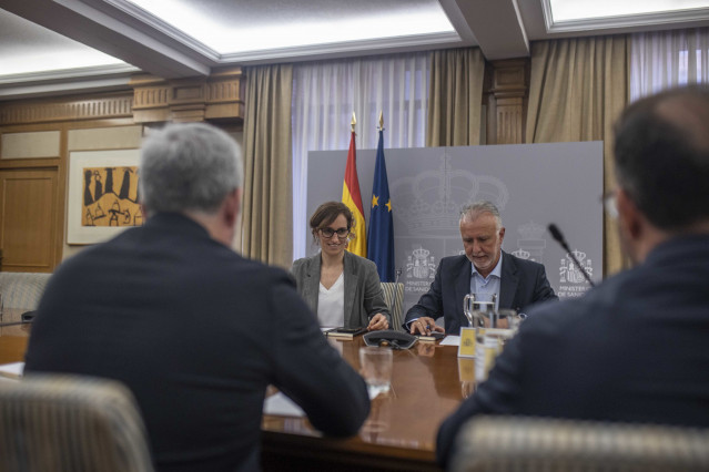 La ministra de Sanidad, Mónica García, y el ministro de Política Territorial y Memoria Democrática, Ángel Víctor Torres, durante una reunión, en el Ministerio de Sanidad, a 7 de mayo de 2026, en Madrid (España).