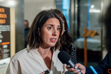 La secretaria política de Podemos y eurodiputada, Irene Montero, atiende a los medios de comunicación a su llegada a la conferencia ‘Bebés robados: memoria, justicia y reparación’ en el Congre