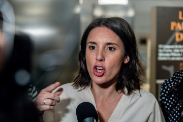 La secretaria política de Podemos y eurodiputada, Irene Montero, atiende a los medios de comunicación a su llegada a la conferencia ‘Bebés robados: memoria, justicia y reparación’ en el Congre