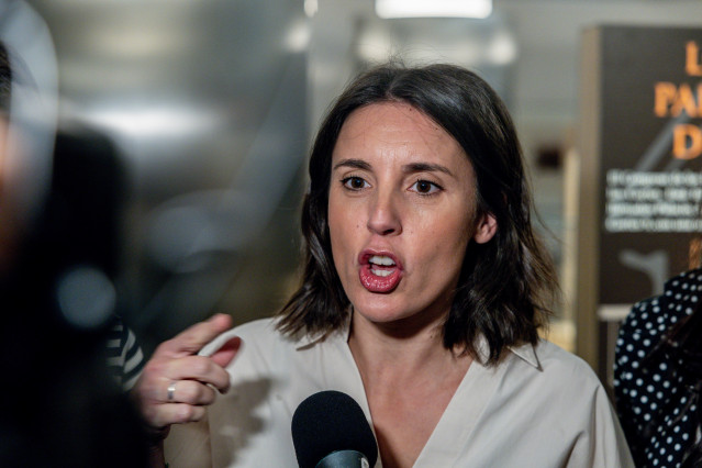 La secretaria política de Podemos y eurodiputada, Irene Montero, atiende a los medios de comunicación a su llegada a la conferencia ‘Bebés robados: memoria, justicia y reparación’ en el Congreso, a 7 de mayo de 2026, en Madrid (España).