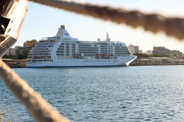 Archivo - Un crucerto atracado en el Puerto de Almería.