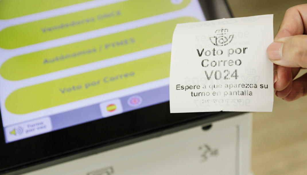 Archivo - Un ticket de turno de voto por correo en la oficina de Correos. Imagen de archivo.