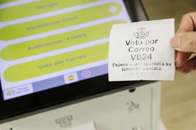 Archivo - Un ticket de turno de voto por correo en la oficina de Correos. Imagen de archivo.