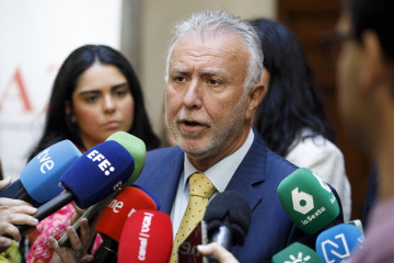 El ministro de Política Territorial y Memoria Democrática, Ángel Víctor Torres, atiende a los medios tras inaugurar las Jornadas sobre 'Paz, Memoria y Democracia: 50 años de la investigación de 