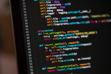 Código en pantalla de ordenador. Ciberseguridad.