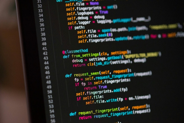 Código en pantalla de ordenador. Ciberseguridad.