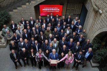 Foto de familia durante la presentación del programa y los avales para las elecciones a la patronal, en el Reial Cercle Artístic