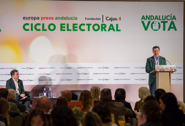 El presidente de la Junta y candidato del PP-A a la reelección, Juanma Moreno, durante su intervención, en Cádiz, en el ciclo electoral organizado por Europa Press Andalucía con motivo de las elecciones del 17 de mayo